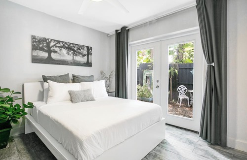 South Eola Casa | Lake View, Cozy bungalow, Amazing location, Plants, Private, Pet friendly!