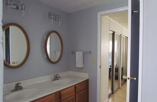 New London Casa | The Peaceful Cove Home - Badin Lake Home, Cottage and boat for rent!