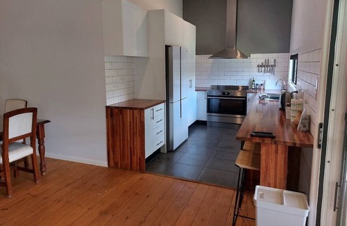 Kin Kin Casa | kin kin cottage, Noosa hinterland, walk to town.