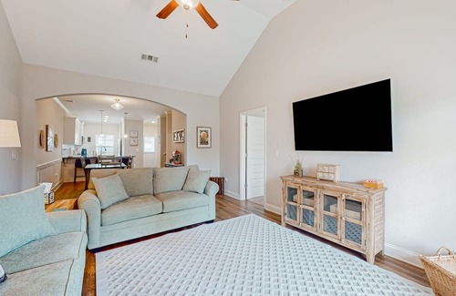 Grovetown Casa | Peaceful dog-friendly home with open layout, enclosed yard, high ceilings, & W/D