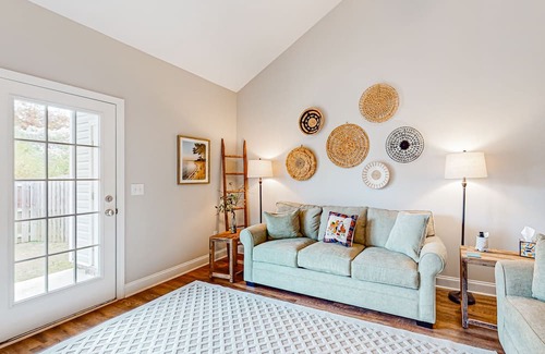 Grovetown Casa | Peaceful dog-friendly home with open layout, enclosed yard, high ceilings, & W/D