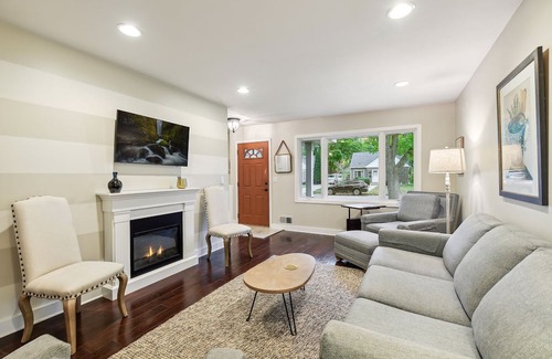 St. Louis Park Casa | Family/pet-friendly home just 5 minutes to downtown Minneapolis or "The Lakes".