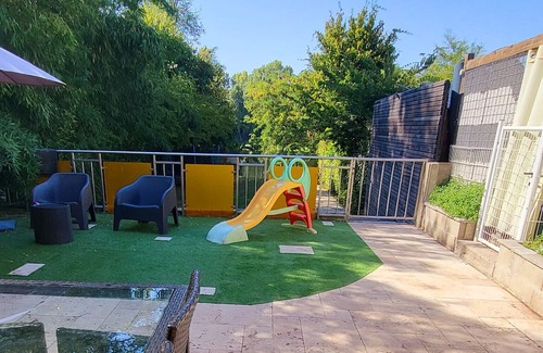 Aiguillon Casa | Vacation Home "Gîte Au Bord Du Lot" with Private Terrace, Private Garden & Wi-Fi