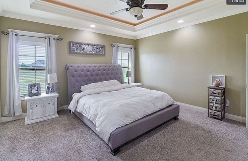 Iowa Casa | House in quiet Iowa near Lake Charles + EV charger