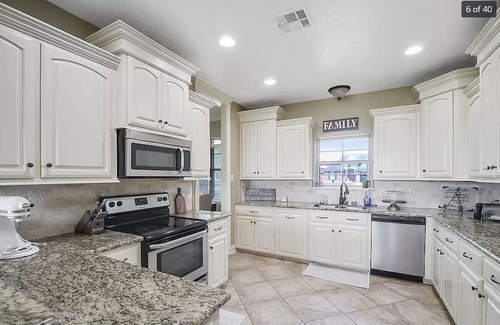 Iowa Casa | House in quiet Iowa near Lake Charles + EV charger