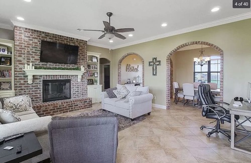 Iowa Casa | House in quiet Iowa near Lake Charles + EV charger