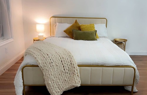 Jefferson City Apartamento | Private Greenhouse Style Guesthouse! 15 min from the lakes and close to gburg!