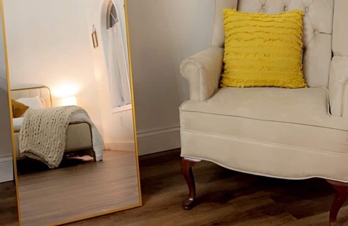 Jefferson City Apartamento | Private Greenhouse Style Guesthouse! 15 min from the lakes and close to gburg!