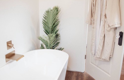 Jefferson City Apartamento | Private Greenhouse Style Guesthouse! 15 min from the lakes and close to gburg!