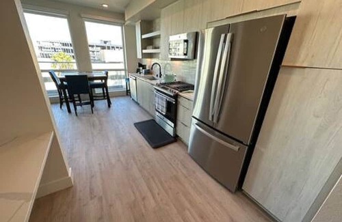 Waterfront Apartamento | LUX walk Conv Ctr Free Park Wi-Fi EV Gym Pool D