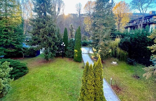 Baden Apartamento | Holiday Apartment "Schickes Baden Bei Wien" with Shared Garden & Wi-Fi