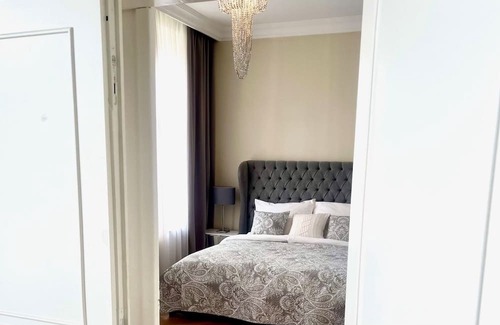 Baden Apartamento | Holiday Apartment "Luxus In Baden Bei Wien" with Shared Garden & Wi-Fi