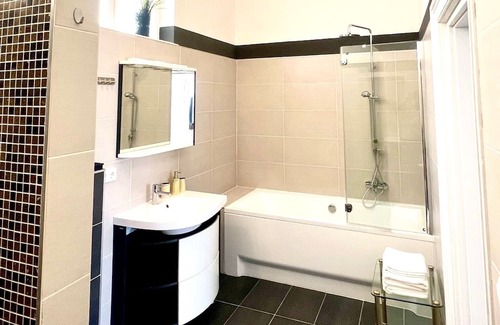 Baden Apartamento | Holiday Apartment "Luxus In Baden Bei Wien" with Shared Garden & Wi-Fi