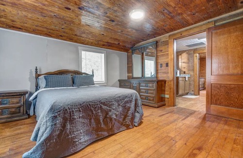 McCalla Cabina | Stone Cottage Convenient to UA, Hoover Met, Golf