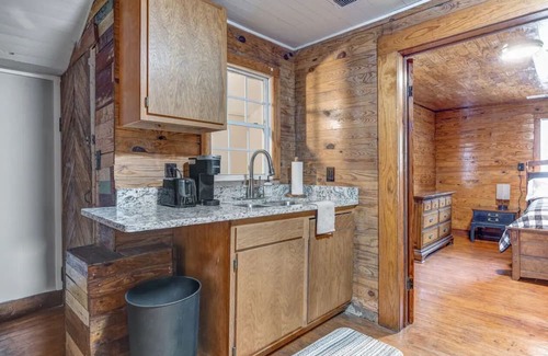 McCalla Cabina | Stone Cottage Convenient to UA, Hoover Met, Golf