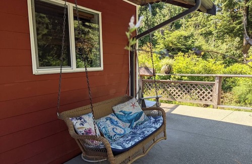 Tofino Casa | Salal Forest - Cottage 10 minutes walking distance from the beach. Dog friendly