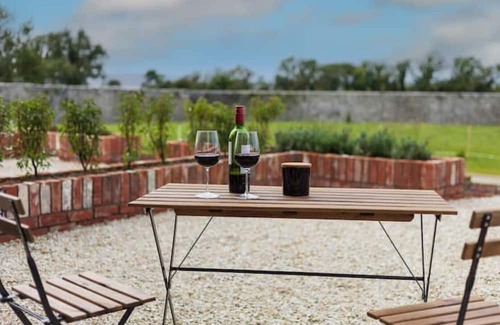 Menlo Cabaña | 19th century restored stable on Lough Corrib