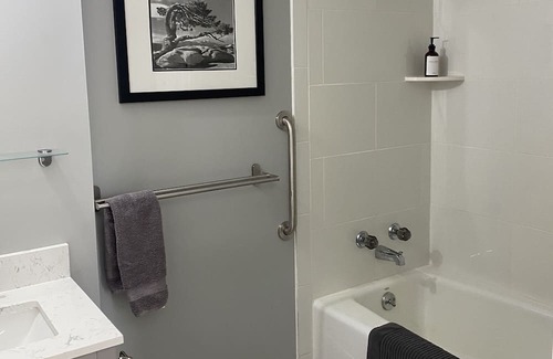 Hudson Casa | Cozy, Family-oriented Lake House with beautiful views. Enjoy private lake front!