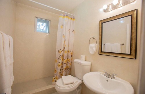 Tamuning Apartamento | Oceanview 2BR/1BA - Unit 210 Ocean Villa