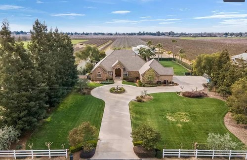 Peters Villa | Lavishness and privacy rolled into one.