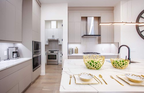 Central Okanagan Casa | Play&Stay: Mountain & Lake Views/Theatre+Spacious