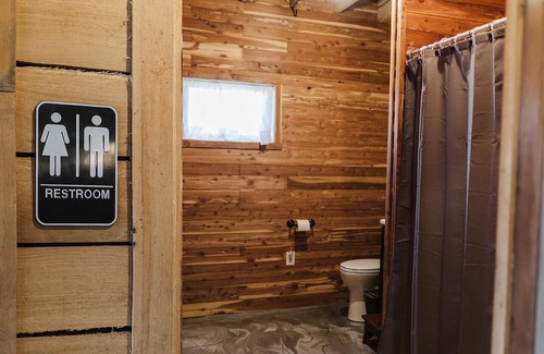 Dundas Casa | Cozy Barn Sleeps 4 + 1.5 Baths + Full Kitchen + Family Room + Gathering Space