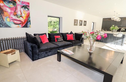 Cuddington Cabaña | LOWER MILL, family friendly, with open fire in Cuddington, Cheshire