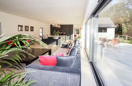 Cuddington Cabaña | LOWER MILL, family friendly, with open fire in Cuddington, Cheshire