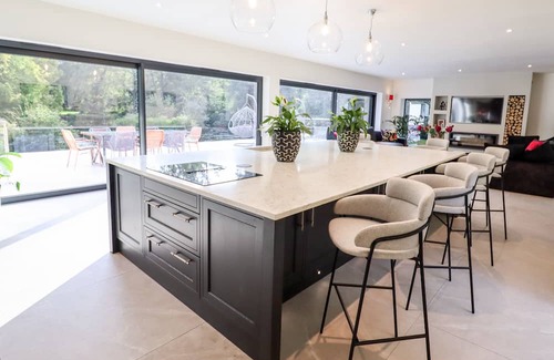 Cuddington Cabaña | LOWER MILL, family friendly, with open fire in Cuddington, Cheshire