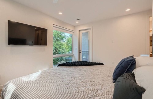 South Manchaca Casa | Custom New Build Central Austin Home Mins to DT