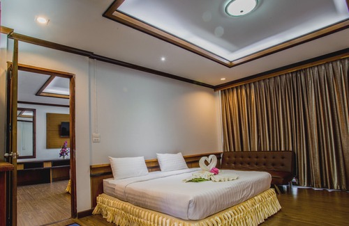 Bang Saphan Hotel | The Uncle Beach Resort