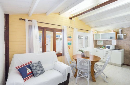 Oliva Casa | Vacation Home "Flashdance" near Beach with Shared Pool & Wi-Fi