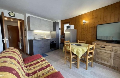 Praz-sur-Arly Apartamento | 300m del centro estación, 1.o piso, vista montaña, balcón, parking, tv, local para esquís, 29m²