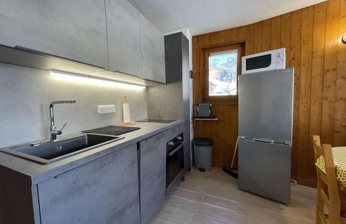 Praz-sur-Arly Apartamento | 300m del centro estación, 1.o piso, vista montaña, balcón, parking, tv, local para esquís, 29m²