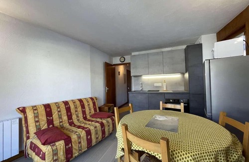 Praz-sur-Arly Apartamento | 300m del centro estación, 1.o piso, vista montaña, balcón, parking, tv, local para esquís, 29m²