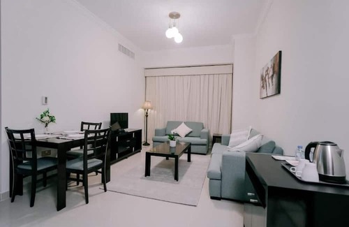 Al Wahdah Apartamento | One-Bedroom Apartment