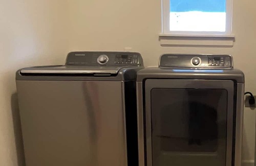 Forest Grove Casa | Lovely 3-bedroom house Pool Table fire pit Near Pacific Univ.