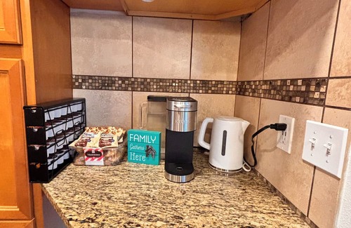 Forest Grove Casa | Lovely 3-bedroom house Pool Table fire pit Near Pacific Univ.