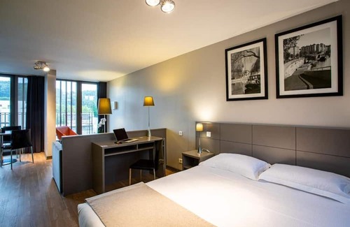9th Arrondissement Hotel | Making The Best Memories Along The Way! Minutes to Tête d'Or Park! Pets Allowed!