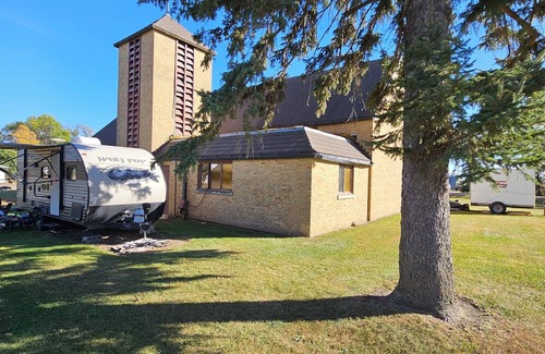 Oldham Cabina | unique 3BR lodge w/basic amenities & two RV's on 1.58 acres in beautiful Oldham