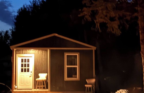 Selkirk Cabina | Cozy 2 room cabin viewing the water from your front deck.