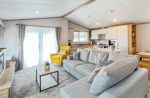 Chester Chalet De Esquí | Step into Atlas Oakwood Lodge and experience a new level of luxury.