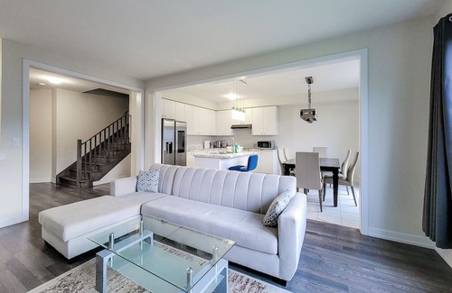 Caledonia Casa | Entire 4 bedroom Luxury house in Caledonia/Haldimand Very Close to Hamilton.
