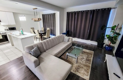 Caledonia Casa | Entire 4 bedroom Luxury house in Caledonia/Haldimand Very Close to Hamilton.