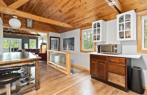 Lunenburg County Cabaña | Charming Cottage on the Lake - Family and Pet Friendly