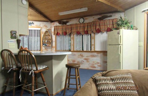 Claxton Cabina | Georgia's Family-Friendly Octagon Cabin Getaway in Claxton