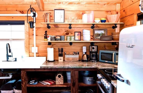 Lupton City Cabina | Relaxing Getaways to Chattanooga, Tennessee, in this Colorful Pet-Friendly Cabin