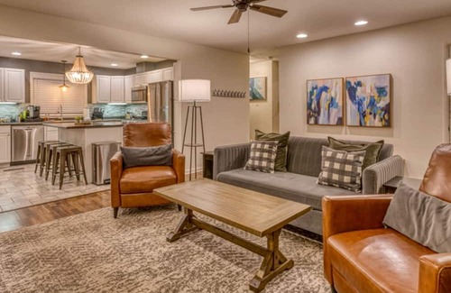 Miller Beach Cabaña | Incredible Cozy Cottage with Hot-tub in Gary, Indiana