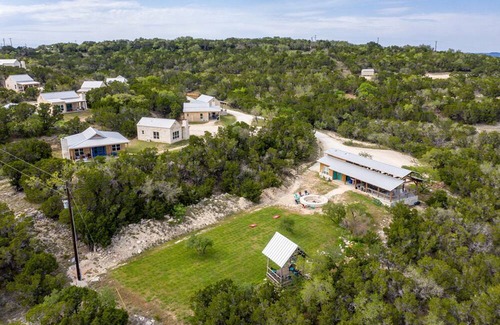 Dripping Springs Cabaña | Cozy Spacious Studio Cottage for a Peaceful Romantic Escape to Texas Hill Country near Dripping Springs, Texas