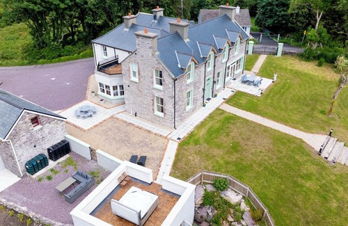 Caherdaniel Casa | Impressive & expansive Georgian Manor House & Cottage w/hot tub & gym studio